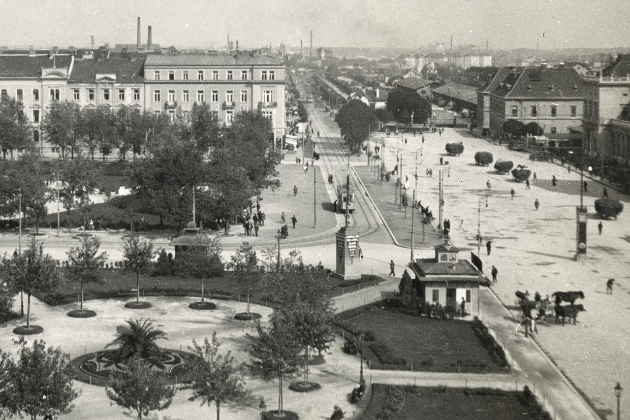 Trg Ante Starčevića. Trg kralja Tomislava. Glavni kolodvor. U pozadini Baroševa ulica (današnja Branimirova) oko 1930.-1935. godine